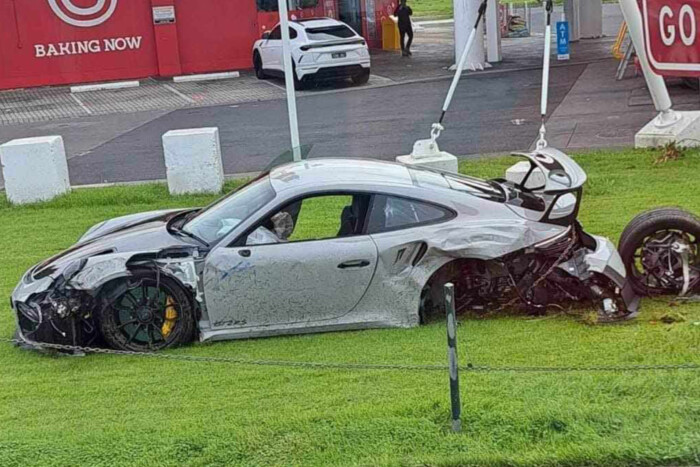 Egy pillanat alatt lezúzta a 150 milliós Porschét