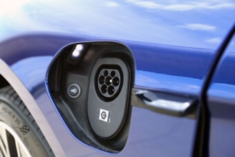 Nem veszik a villanyautókat, de egyre több a töltő