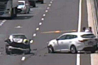 Ráfutásos baleset után ölelkezés volt az M7-esen