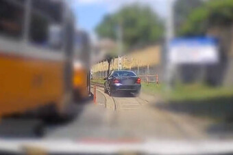 A villamossíneken akadt el egy menekülő ámokfutó Budapesten