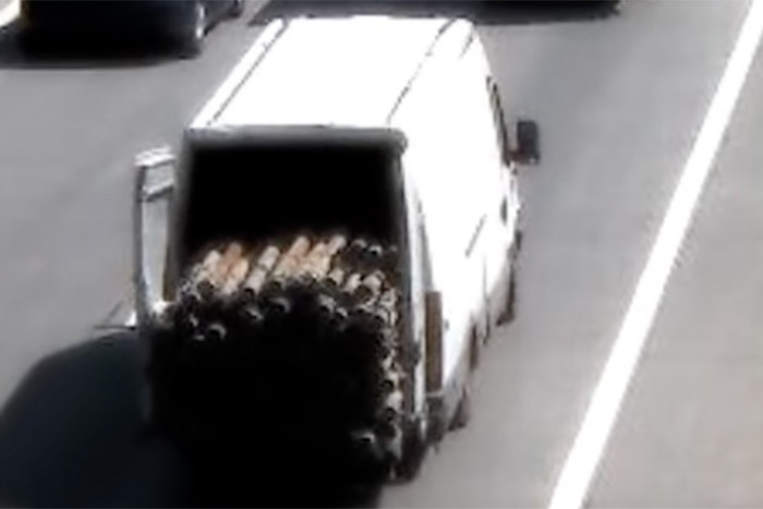 Egy szó szerint csöves furgont szedtek ki a sorból az M0-son