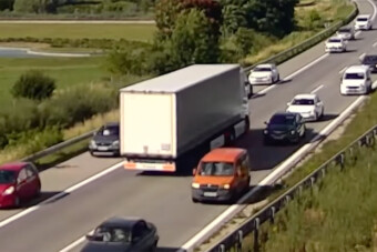 Több kilométert ment a forgalommal szemben egy kamionos az M0-son