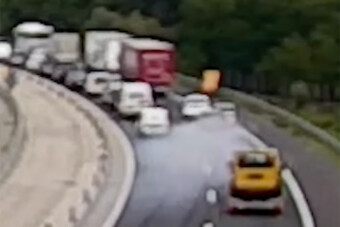 Így okoznak balesetet az autópályás elbambulók