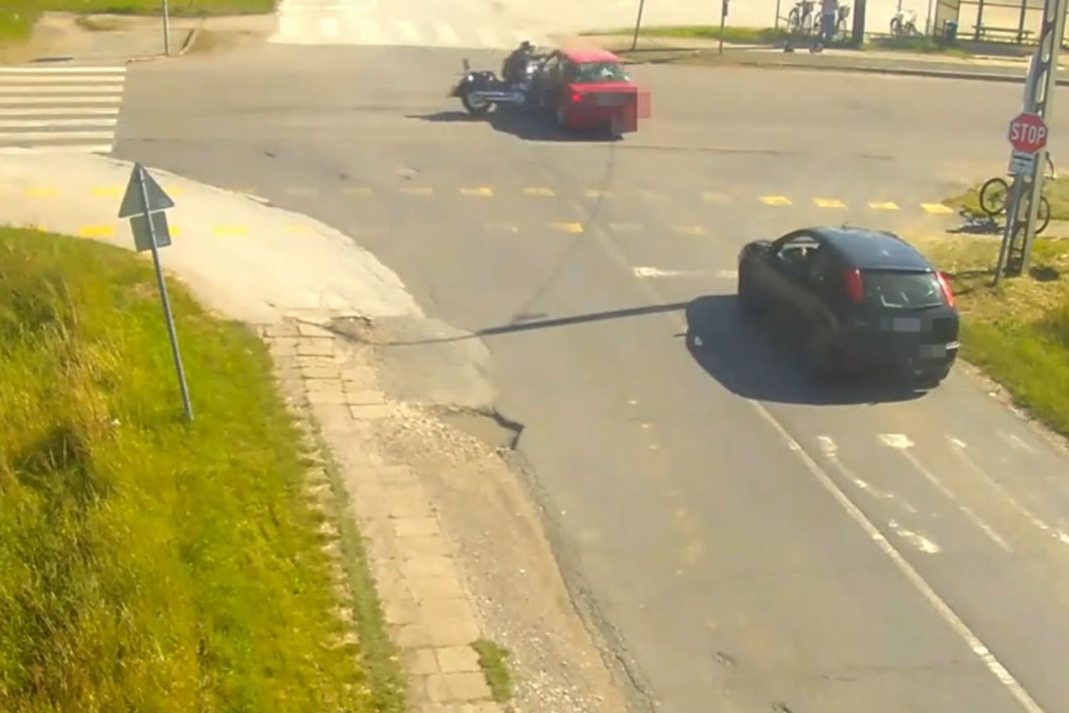 Szó szerint felöklelte a suzukist egy motoros Balmazújvárosban