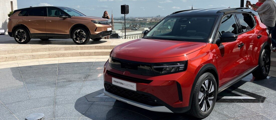 Két különleges Opel vette be a Budai Várat