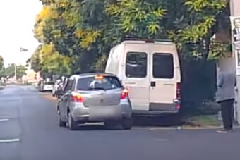 Vizes lufit dobott a gyalogosra, majd ütközött egy autós Budapesten