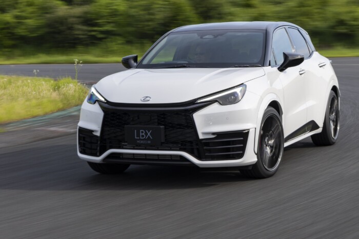 Már gyártják a 300 lóerős városi Lexust