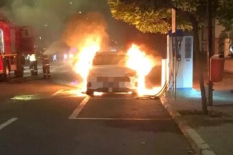 Töltőre dugva gyulladt ki egy Audi, ez volt az oka