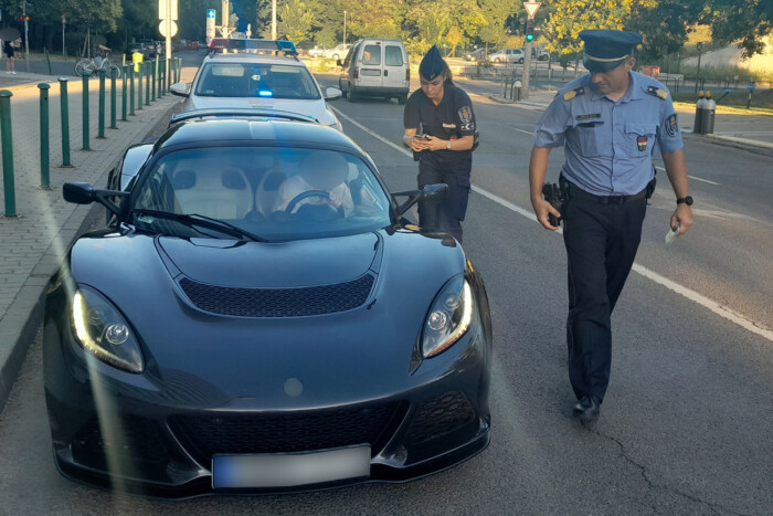 Különleges sportautót vadásztak le a budapesti rendőrök 1