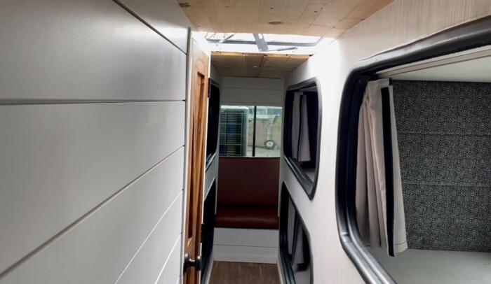 Hatgyerekes családnak ad otthont ez az autóbusz 2