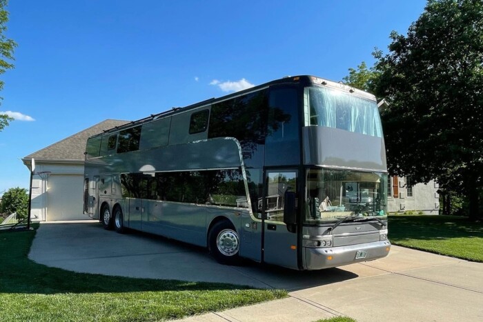 Hatgyerekes családnak ad otthont ez az autóbusz