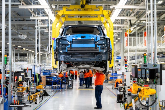 Félig készen adják át autójukat a vevőknek