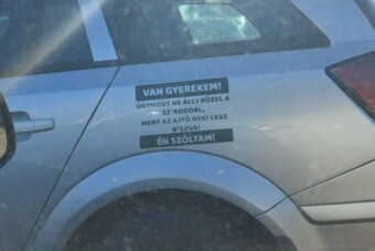 Miért terjednek ezek a bunkó matricák?