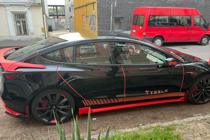 Itt van szemből is a magyar Tesla, amitől mindenki ledobta a láncot