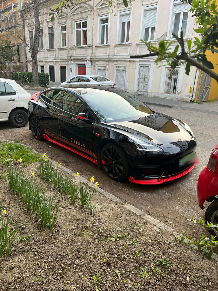 Itt van szemből is a magyar Tesla, amitől mindenki ledobta a láncot 1 | Vezess Itt van szemből is a magyar Tesla, amitől mindenki ledobta a láncot 1