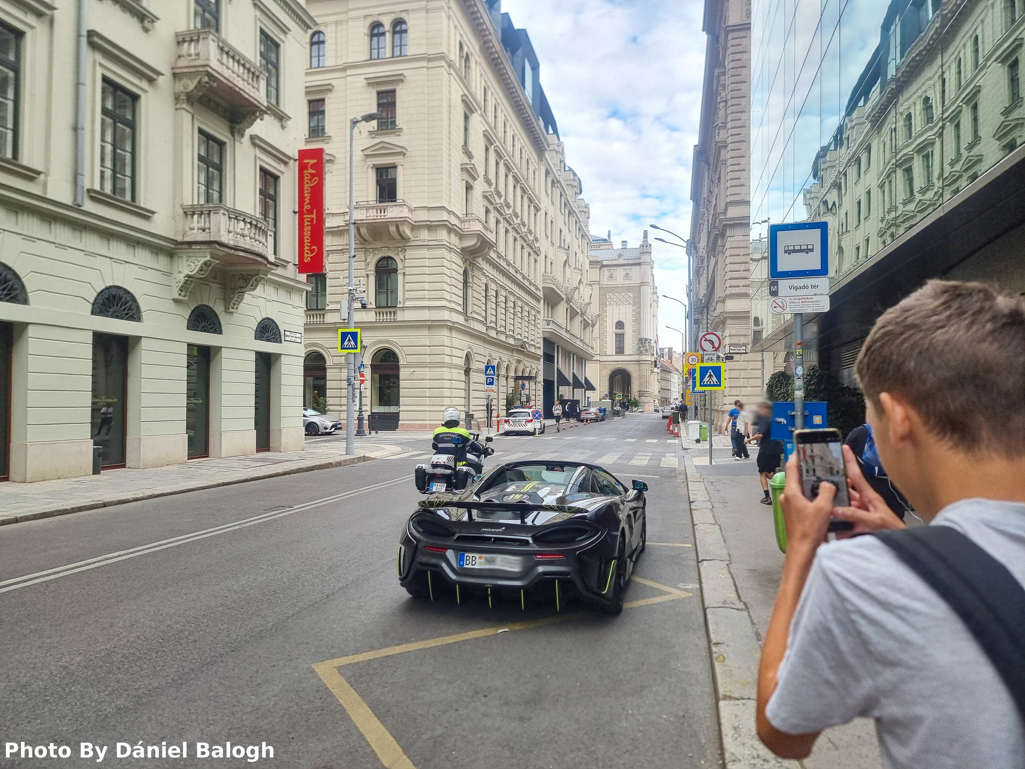 Szuperritka sportautót igazoltattak a Vigadó térnél 3