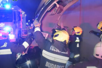 Kőkemény baleset Budapesten, két oszlopot is kiütöttek