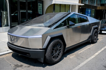 Szó szerint a kutyának sem kell a Cybertruck, hatalmas mennyiség dekkol a Teslánál