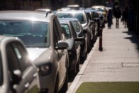 Igazi érvágás jön az autósoknak, 20 ezer parkolóhelyet számolnak fel 3