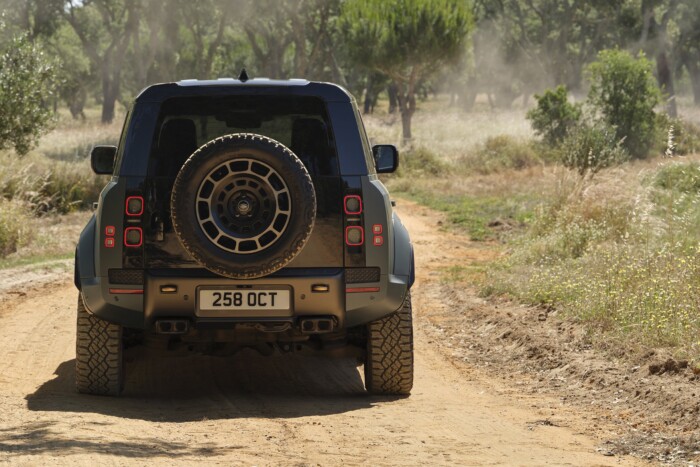 Mindenhol, mindenkit leural ez a V8-as terepjáró