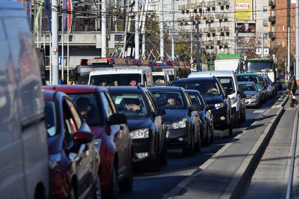 Brutálisan megemelnek egy magyar autós adót