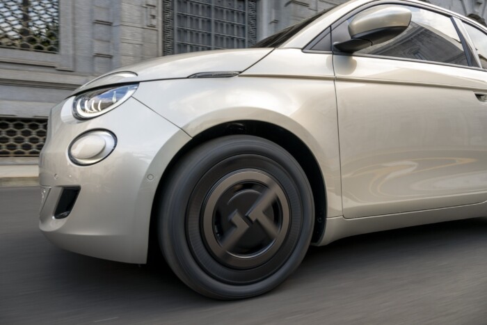 Autót neveztek el a szülinapos divatpápáról