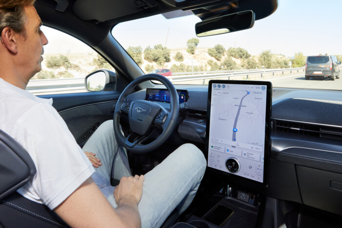 Mostantól elengedett kézzel vezethetsz itthon is