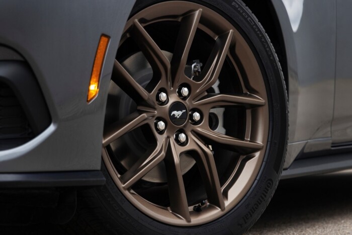 Árvízkárosult Mustangokat kapnak a középiskolák