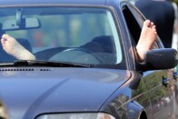 A papucsát okolta a falnak rohanó autós 1