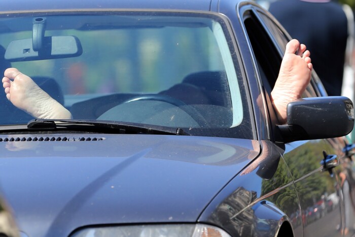 Megütheti a bokáját, aki így vezet