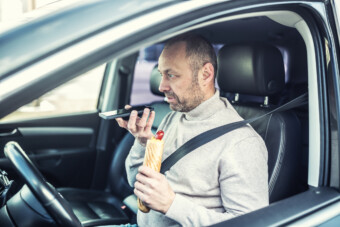 Hamburgerhorror: 10 étel, amit kerülj el vezetés közben!