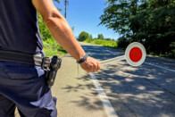 Ha potyapénzt látsz a szélvédőn, ne szállj ki érte 1 Ha potyapénzt látsz a szélvédőn, ne szállj ki érte 1