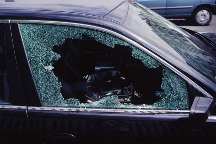 Így törd be az autó ablakát, ha valaki bajban van