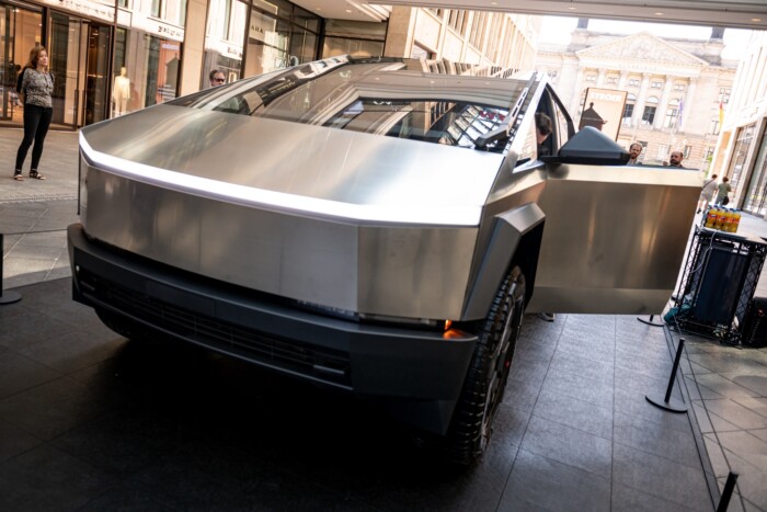 Megérkezett Európába a Tesla Cybertruck