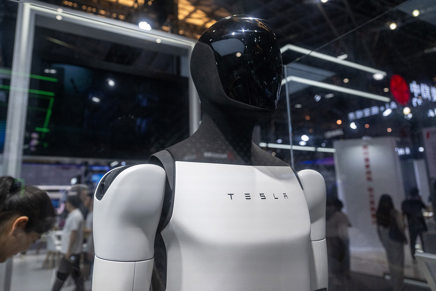 Humanoid robotok veszik át a munkát a Teslánál
