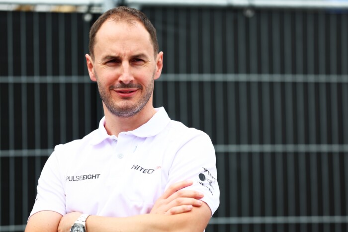 Rendkívül fiatal csapatfőnök érkezik az F1-be 2 | Vezess Rendkívül fiatal csapatfőnök érkezik az F1-be 2
