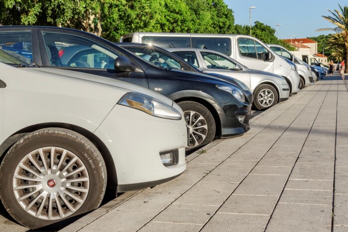 Lehúzott ablak miatt büntethetik az autósokat