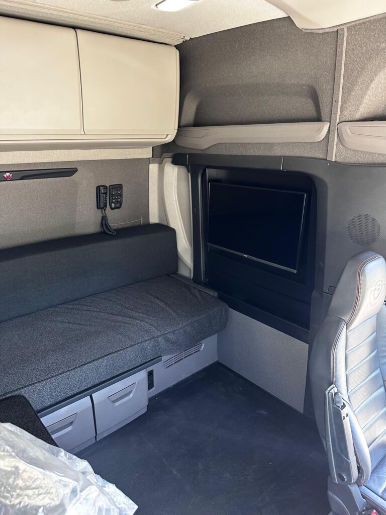 Gigantikus fülkével gördült ki ez a Scania 1