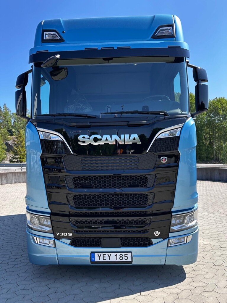 Scania 2 with a large cab was launched.