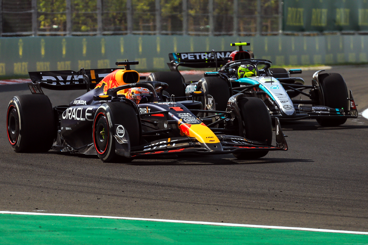 F1: Hamilton is beleállt Verstappenbe