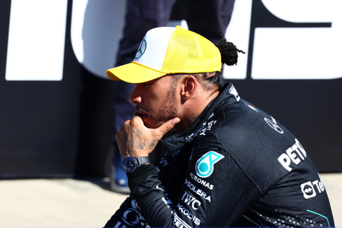 Hamilton padlón volt, menekülni akart az F1-ből