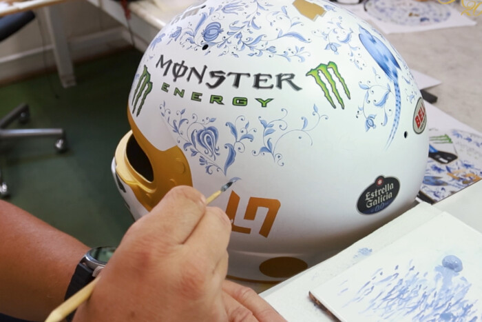 Megbabonáz, ahogy a Herendi F1-es sisakja készült