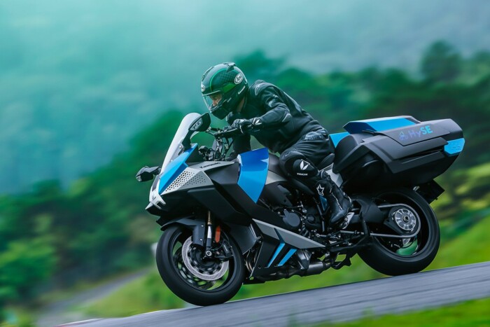 A jövőt cipeli oldaltáskáiban ez a motorkerékpár