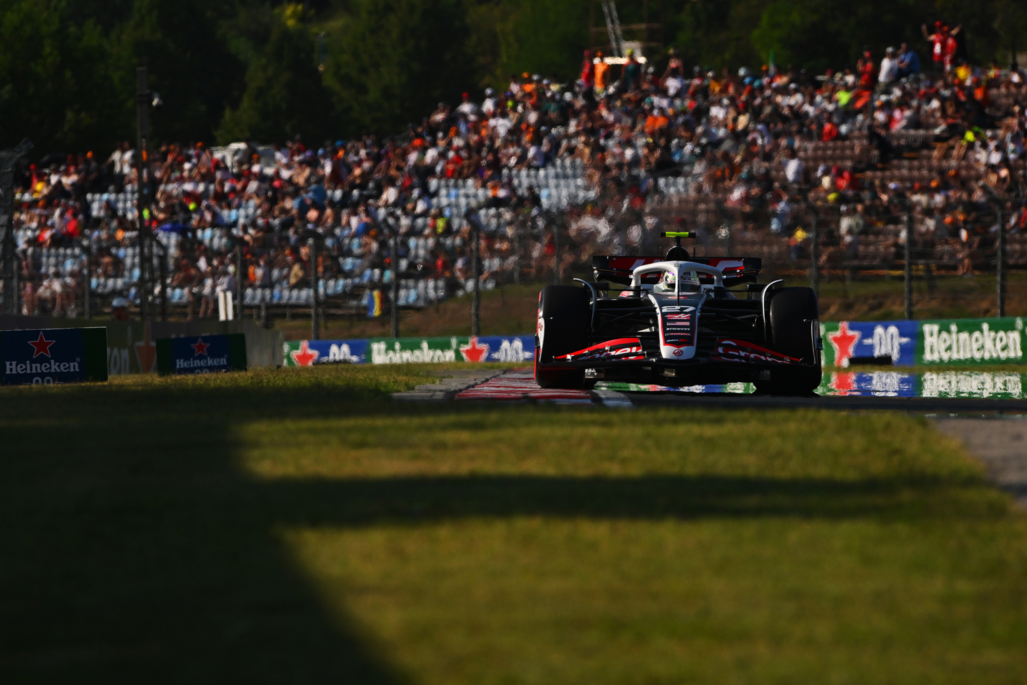 F1: Leclerc falnak vágta a Ferrarit a Hungaroringen 27