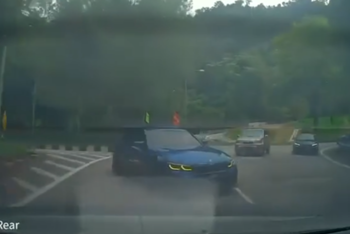 Kegyetlenül büntette saját magát a dühösen tolakodó autós