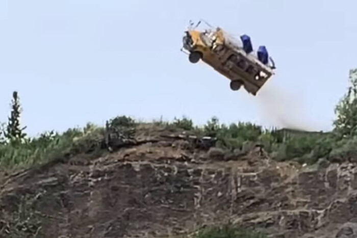 Így lehet szakadékba lökött autókkal ünnepelni