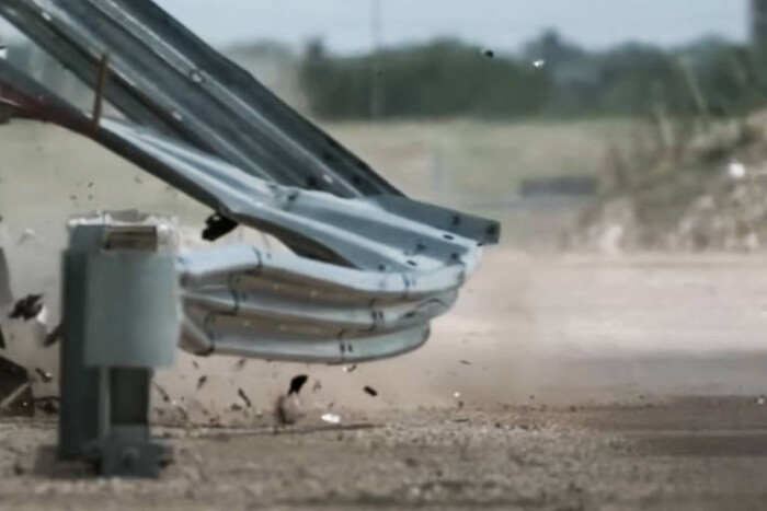 Ezt műveli a szalagkorláttal egy százzal ütköző villanyautó