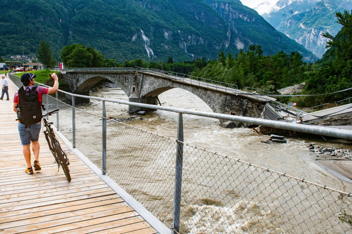 Masszív kőhidat pusztított el az ítéletidő Svájcban 1