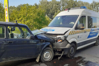 Fejszenyéllel csépelte a rendőrautót az ámokfutó