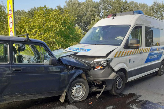 Fejszenyéllel csépelte a rendőrautót az ámokfutó